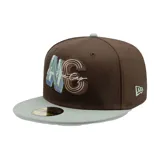 Gorra New Era modelo 5950 Diy Note, diseño estructurado con visera plana gris claro y corona marrón. Presenta un bordado frontal con las iniciales 'NC' y el texto 'New Era Cap'.