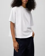 Camiseta blanca de algodón orgánico, corte evasé, cuello redondo y manga corta japonesa.