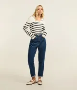 Pantalón mom jeans de tiro alto, color azul denim, con bolsillos delanteros y traseros, trabillas en la cintura y pespuntes contrastantes.