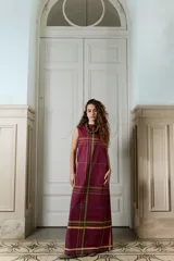 Vestido largo sin mangas con cuello alto y bolsillos, confeccionado en popelina de algodón con estampado a cuadros en tonos bordó, verde y azul.