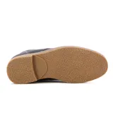 Bota casual tipo chukka de gamuza gris, con cordones al tono, costuras reforzadas y suela de goma color suela con detalle de pespunte blanco.