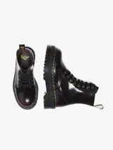 Borcego Dr. Martens modelo Jadon Arcadia, color bordó brillante con efecto desgastado que revela capas contrastantes. Presenta 8 ojales dorados, cordones negros, suela de plataforma de 4 cm con surcos laterales, tirador con logo AirWair y pespunte amarillo.