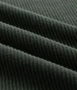 Suéter de punto para hombre, color celeste, con textura acanalada horizontal, cuello redondo y mangas largas con puños ajustados.