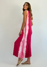 Mono largo marrón con laterales estampados, escote en V y sin mangas.