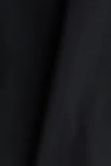 Short pollera de corte circular con cintura elástica oculta, confeccionado en tejido liso.