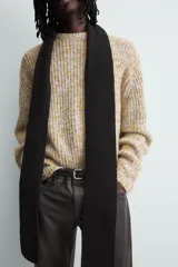 Jersey de punto con textura acanalada y diseño jaspeado en tonos beige y amarillo. Presenta un corte relajado, cuello redondo y mangas largas con acabados en rib.