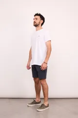 Remera blanca de manga corta con cuello redondo y estampado en la espalda con palmeras, ángel en una hamaca y las palabras 'Paradise Holiday' y 'Brixton'.