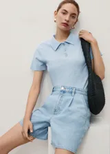 Short de jean de tiro medio con diseño recto, detalle de pinzas frontales, cierre de botón y cremallera, trabillas para cinturón y bolsillos laterales y traseros.