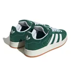 Zapatillas Adidas Campus 00S de gamuza color verde con las tres tiras laterales en blanco y suela color caramelo.