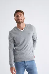 Sweater de tejido de punto con escote en V, de calce regular, con puños y dobladillo acanalados. Presenta un pequeño logo bordado en el pecho.