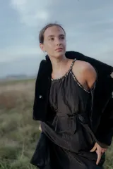Tapado negro de piel sintética estilo peluche, con cuello alto y diseño corto.