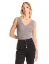 Top sin mangas de tejido acanalado con acabado en lurex, color gris. Presenta escote en V tanto en la parte delantera como en la espalda y un ajuste al cuerpo.