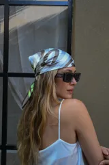 Lentes de sol marrones con marco cuadrado y patillas gruesas.