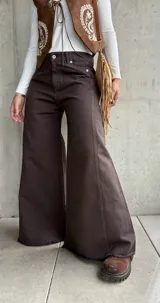 Jean de corte wide leg en color chocolate, confeccionado en denim con costuras verticales decorativas y ruedo deshilachado.