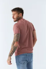 Remera básica de hombre con escote en V y manga corta. Presenta un diseño liso con logo bordado en el pecho.