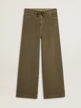 Pantalón verde oliva de corte recto y tiro medio, confeccionado en tejido suave con caída natural. Incorpora cintura ajustable con cordón y bolsillos clásicos.