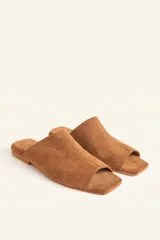 Sandalias tipo sueco Mulan de cuero gamuzado marrón, con taco plano bajo y puntera cuadrada.
