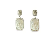 Aros colgantes plateados con pieza superior rectangular de diseño orgánico texturizado y dije principal rectangular con perla y marco metálico.