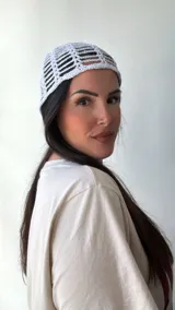 Gorro tipo bucket de crochet color celeste con diseño calado.