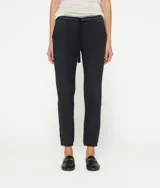 Pantalón de jogging negro, corto y entallado, con cintura elástica de satén con cordón, bolsillos laterales y puños elásticos en los tobillos.