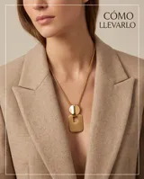 Collar de acero con baño de oro, compuesto por una cadena de eslabones finos y un dije geométrico formado por un círculo superior y un rectángulo inferior con centro calado.
