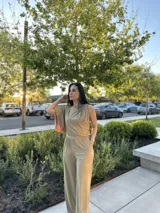 Pantalón de vestir color azul marino, de corte recto, con bolsillos laterales y traseros. Se ajusta a la cintura con cinturón de cuero marrón.