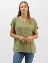 Blusa de corte fluido confeccionada en algodón con tejido texturizado de patrón a cuadros. Presenta mangas cortas caídas, escote redondo y cierre frontal con botones.