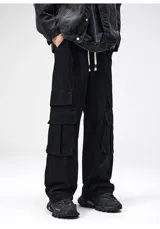 Pantalón cargo ancho de algodón gabardina color beige claro, con cintura elástica y regulable, y múltiples bolsillos cargo con pliegues en las piernas.