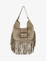 Cartera tipo hobo de cuero color marrón, con diseño de flecos largos en los laterales y la base. Presenta una correa fija para el hombro y un cierre frontal con solapa y hebilla metálica rectangular.