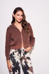 Campera de punto de algodón color marrón, con cuello alto, cierre frontal completo y diseño acanalado.