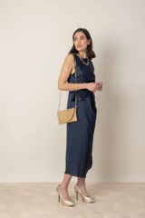 Vestido midi negro de satén, corte recto, sin mangas, con lazo lateral y cuello redondo.