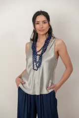 Musculosa de satén color gris, lisa, con escote en V y diseño fluido.