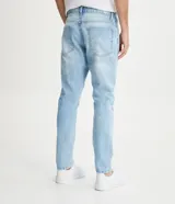 Pantalón de jean masculino marca Blue Steel, modelo super skinny, de color azul claro con efecto lavado. Cuenta con cierre de botón y cremallera, y bolsillos funcionales.