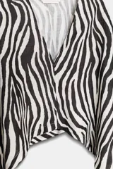 Kimono asimétrico de manga larga amplia y escote pico, confeccionado en tejido con lino, con estampado de cebra.