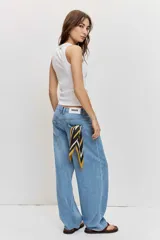 Musculosa blanca de tejido acanalado con cuello redondo y diseño ajustado.