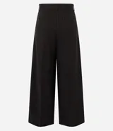 Pantalón sastre marrón de corte amplio y recto, con pinzas frontales y cintura estructurada.