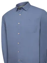 Camisa de manga larga RKF modelo Galiton, confeccionada en popelina de algodón orgánico. Presenta cuello clásico, cierre frontal con botones de madera, bolsillo en el pecho con logo bordado y mangas ajustables. Incluye protección solar UPF +20.
