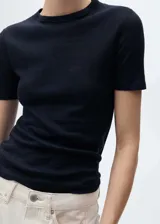 Camiseta de manga corta con cuello redondo, confeccionada en tejido 100% lino con diseño entallado.