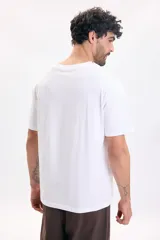 Remera manga corta de color blanco, con cuello redondo y diseño liso. Cuenta con un pequeño bordado de palmera en el pecho.
