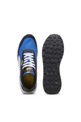 Championes Puma Runtamed de color azul, con detalles en negro, blanco y rojo, cordones blancos y suela de goma.