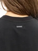 Remera manga corta de cuello redondo en jersey de algodón, de calce regular y largo a la cadera.