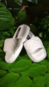 Sandalias blancas con plataforma y tira ancha acolchada con diseño de rombos.