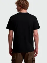 Remera de manga corta color negro, con cuello redondo y logo de la marca bordado en el pecho con detalles de cristales tono sobre tono.