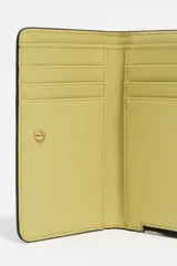 Billetera compacta Bimba y Lola de estructura rígida con textura efecto cocodrilo y acabado brillante. Cuenta con cierre de cremallera superior con tirador de tela, logo metálico dorado en el frente y compartimentos internos para tarjetas y monedas.