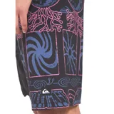 Short de baño Quiksilver modelo Natural Tech, de 19 pulgadas de largo, color negro con estampado gráfico de soles, lunas y espirales en tonos rosados y azules, con cintura fija en color azul y cordón de ajuste negro.