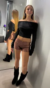 Short de tiro bajo confeccionado en tela con lentejuelas color chocolate, de corte ajustado y estilo noche.