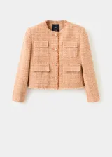 Chaqueta de tweed color tostado con cuello redondo, manga larga, cuatro bolsillos de parche con solapa en la parte delantera y cierre de botones con efecto joya. Presenta terminaciones deshilachadas y forro interior.