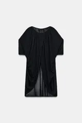 Top estilo túnica color negro confeccionado en punto fino, de manga corta y cuello redondo con frunces. Presenta un diseño holgado con abertura delantera en el bajo.