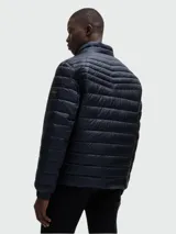 Chaqueta puffer azul marino con cierre frontal y cuello alto.