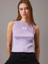 Remera sin mangas, ajustada al cuerpo, de tejido de punto acanalado color lila claro. Presenta un cuello redondo y una pequeña etiqueta tejida con el monograma de Calvin Klein Jeans en el pecho.